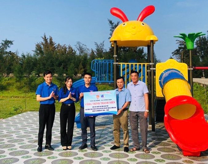 Cũng trong khuôn khổ chương trình, đại diện Tỉnh đoàn, Huyện đoàn trao tặng khu vui chơi giải trí cho các em thiếu nhi thôn Đại Đồng, xã Cương Gián. Công trình do Đoàn xã Cương Gián kêu gọi xã hội hóa với tổng số tiền đầu tư 230 triệu đồng.