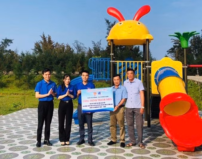 Cũng trong khuôn khổ chương trình, đại diện Tỉnh đoàn, Huyện đoàn trao tặng khu vui chơi giải trí cho các em thiếu nhi thôn Đại Đồng, xã Cương Gián. Công trình do Đoàn xã Cương Gián kêu gọi xã hội hóa với tổng số tiền đầu tư 230 triệu đồng. Cũng trong khuôn khổ chương trình, đại diện Tỉnh đoàn, Huyện đoàn trao tặng khu vui chơi giải trí cho các em thiếu nhi thôn Đại Đồng, xã Cương Gián. Công trình do Đoàn xã Cương Gián kêu gọi xã hội hóa với tổng số tiền đầu tư 230 triệu đồng.