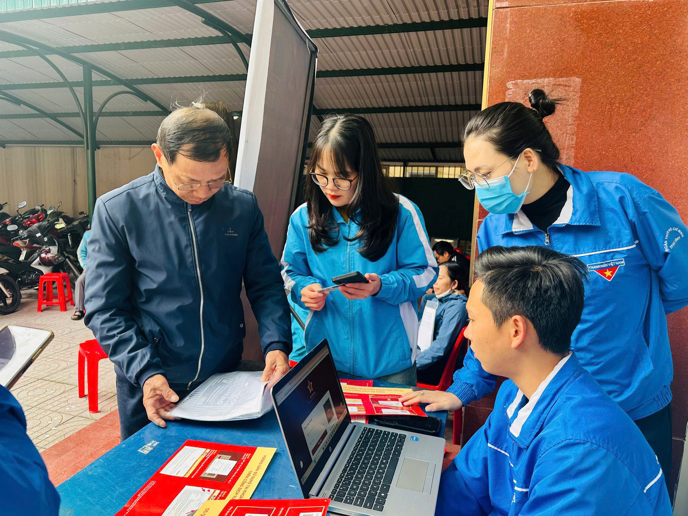 Trong ảnh, tuổi trẻ thành phố Hà Tĩnh ra quân đội hình tình nguyện hỗ trợ thực hiện hồ sơ dịch vụ công trực tuyến, thanh toán trực tuyến phí, lệ phí.