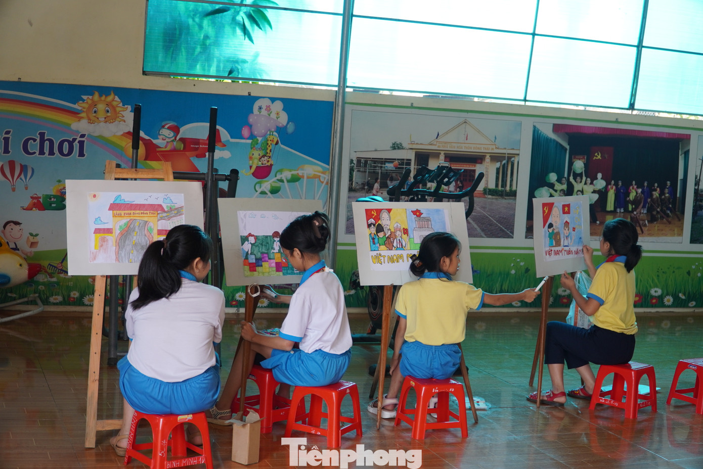 Trong không gian mát mẻ, thoáng đãng và yên tĩnh, các bạn nhỏ say sưa với những bức ảnh, cuốn sách hay các trò chơi dân gian được xây dựng trong "Ngôi nhà trí tuệ". Đây là nơi để các em nhỏ thoả mãn đam mê sáng tạo, là nơi để học tập, sân chơi bổ ích..