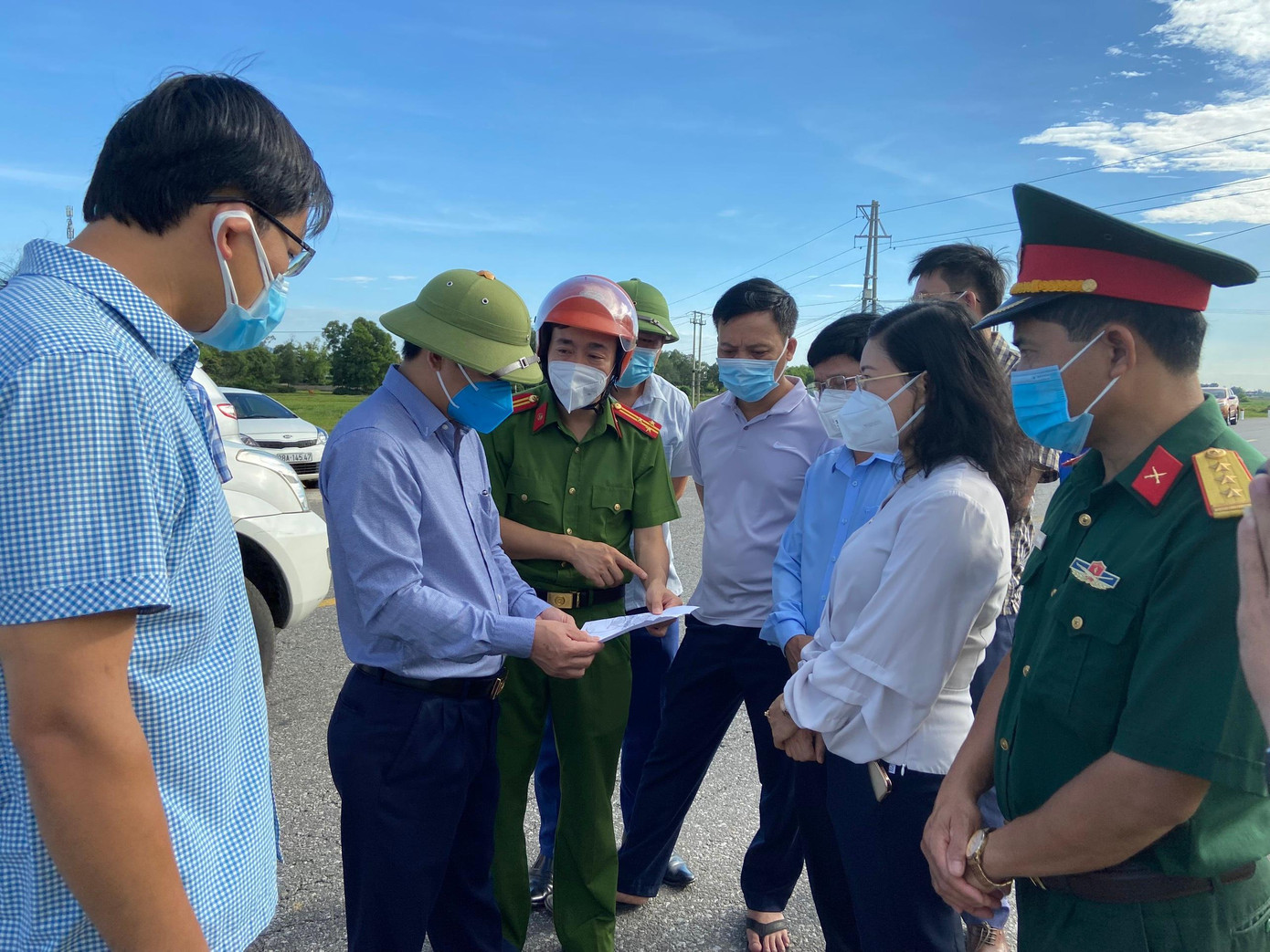 Ông Lê Ngọc Châu - Phó chủ tịch UBND tỉnh chỉ đạo ngành chức năng huyện Thạch Hà khẩn trương truy vết các trường hợp liên quan đến ca bệnh này. Ông Lê Ngọc Châu - Phó chủ tịch UBND tỉnh chỉ đạo ngành chức năng huyện Thạch Hà khẩn trương truy vết các trường hợp liên quan đến ca bệnh này.