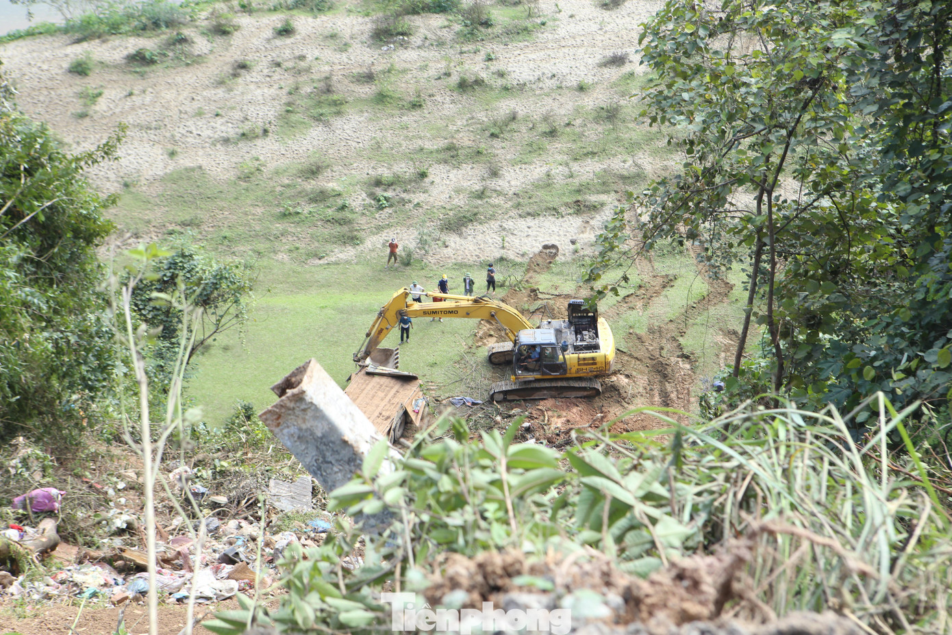 Tại quốc lộ 8A, mới đây cũng xảy ra vụ tai nạn giao thông. Cụ thể khoảng 20h tối ngày 17/2, tài xế người Nghi Xuân (Hà Tĩnh) điều khiển xe đầu kéo chở quặng từ Cửa khẩu Quốc tế Cầu Treo về hướng thị trấn Phố Châu. Khi đến xã Sơn Kim 1 thì lùi tránh xe đi ngược chiều đã rơi xuống vực sâu khoảng 70m. Vụ tai nạn khiến xe đầu kéo nát bét, tài xế bị thương nặng.