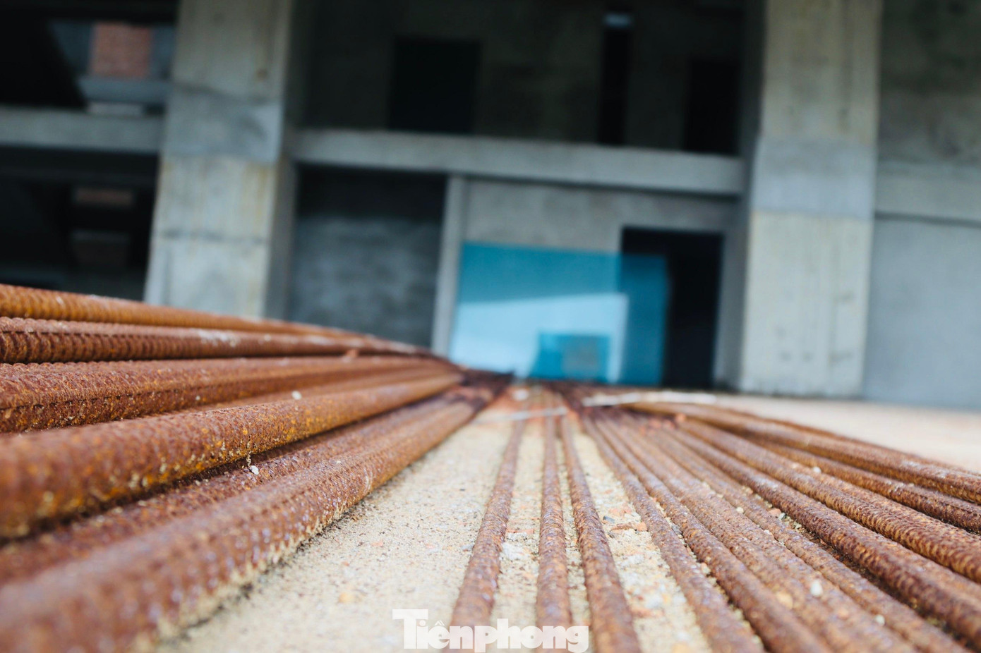 Ông Trần Quốc Toản - Chủ tịch UBND phường Trần Phú (TP Hà Tĩnh) cho biết, dự án dừng thi công quá lâu ảnh hưởng đến văn minh đô thị, mỹ quan và sự phát triển kinh tế của địa phương. Thông qua các cuộc làm việc, địa phương cũng đề xuất chủ đầu tư sớm triển khai lại dự án để đảm bảo đúng mục tiêu đặt ra.