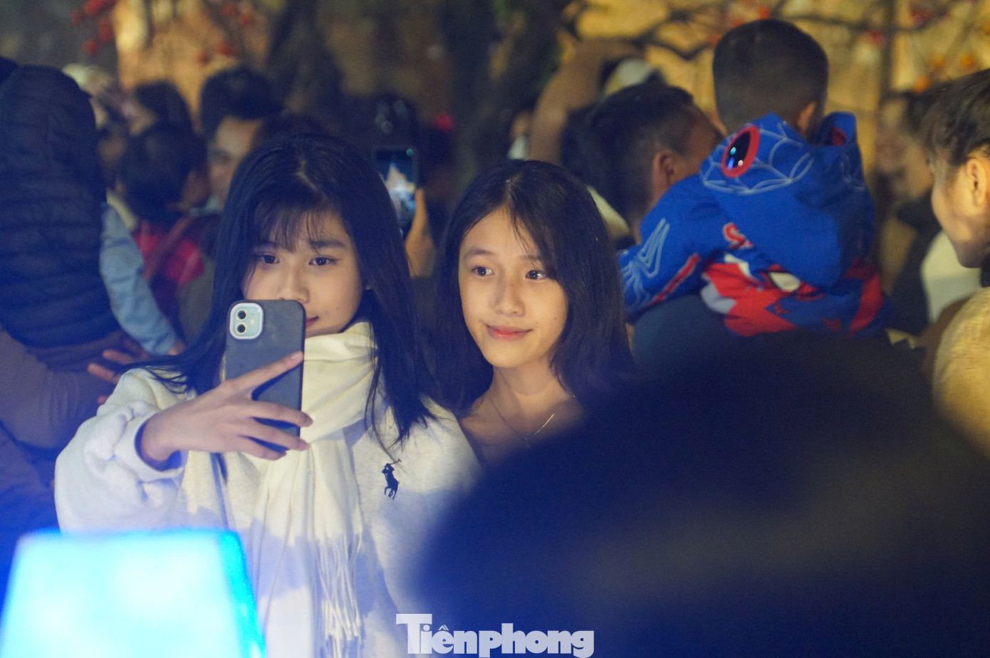 Các bạn trẻ ghi lại những hình ảnh làm kỷ niệm chào đón mùa Noel 2024.