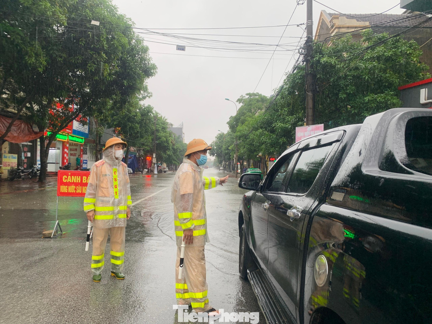 Tại các điểm đường bị ngập sâu, ngoài cắm biển cảnh báo, lực lượng chức năng túc trực chốt chặn hai đầu để hướng dẫn người dân không đi vào vị trí nước ngập.