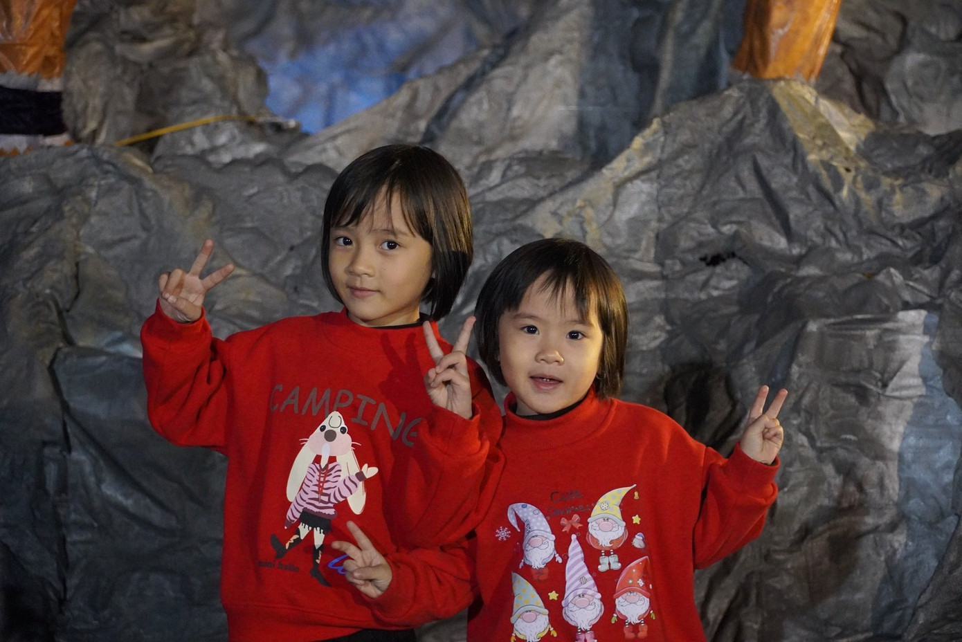 Nhiều gia đình đưa con em đến để chụp ảnh lưu niệm trong đêm Giáng sinh.