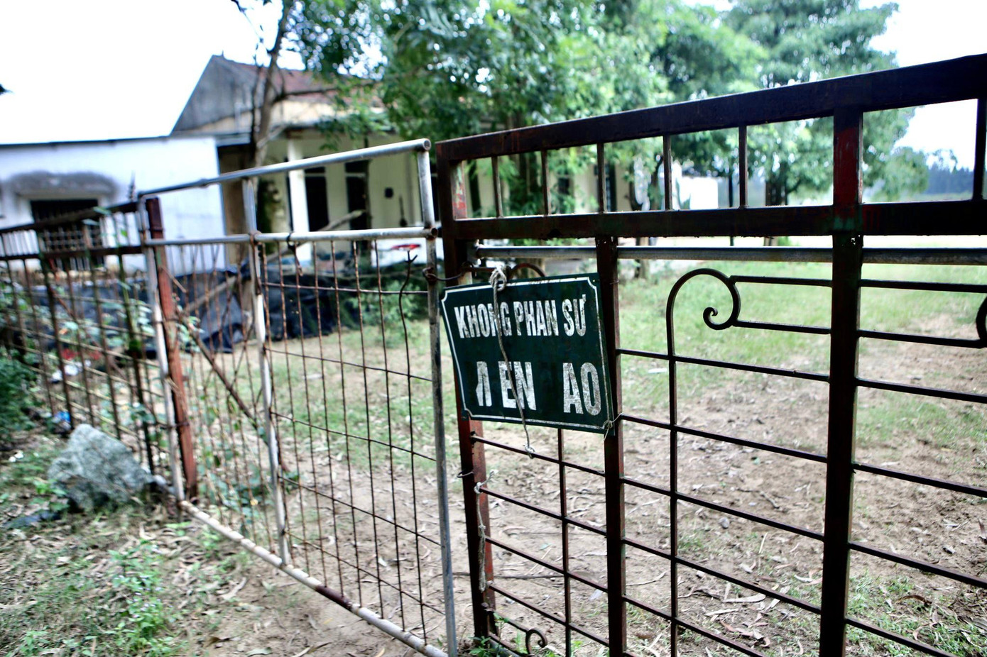 Hiện tại bên trong chỉ có 2 người được phân công bảo vệ tại dự án này.