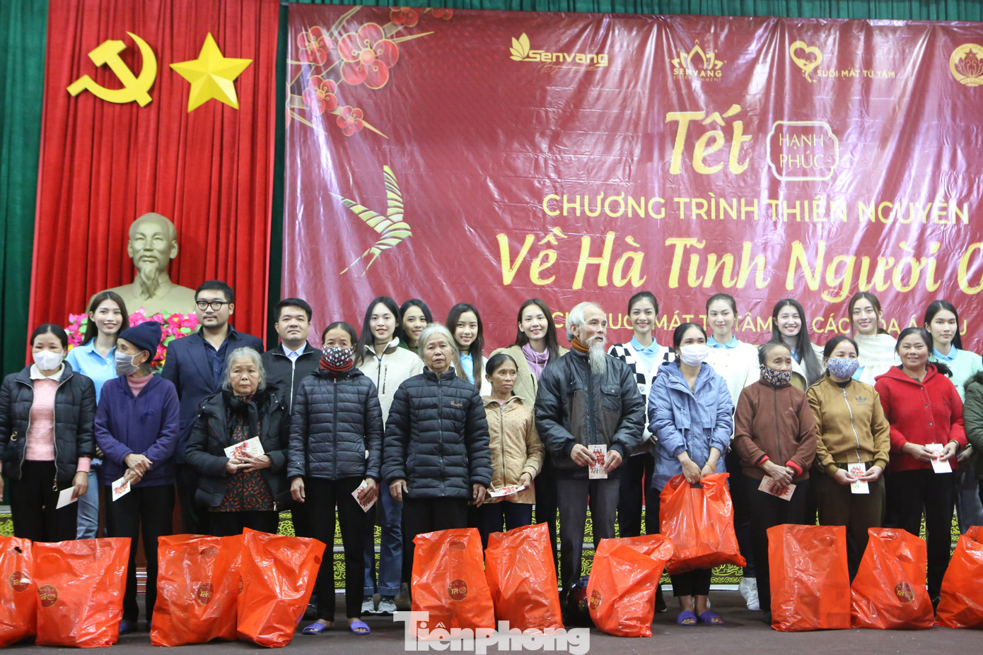 Trong hai ngày đoàn đã tổ chức chương trình Tết hạnh phúc và trao 1.000 suất quà tại 3 huyện Hương Khê, Hương Sơn và Kỳ Anh.