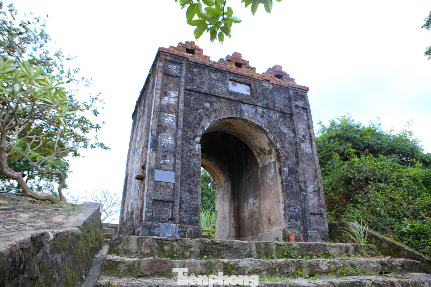 "Cổng trời” xây dựng từ gạch đá. Từ "cổng trời" Hoành Sơn Quan phóng tầm mắt là cả một vùng đất Kỳ Nam, Kỳ Anh, Hà Tĩnh rộng lớn.