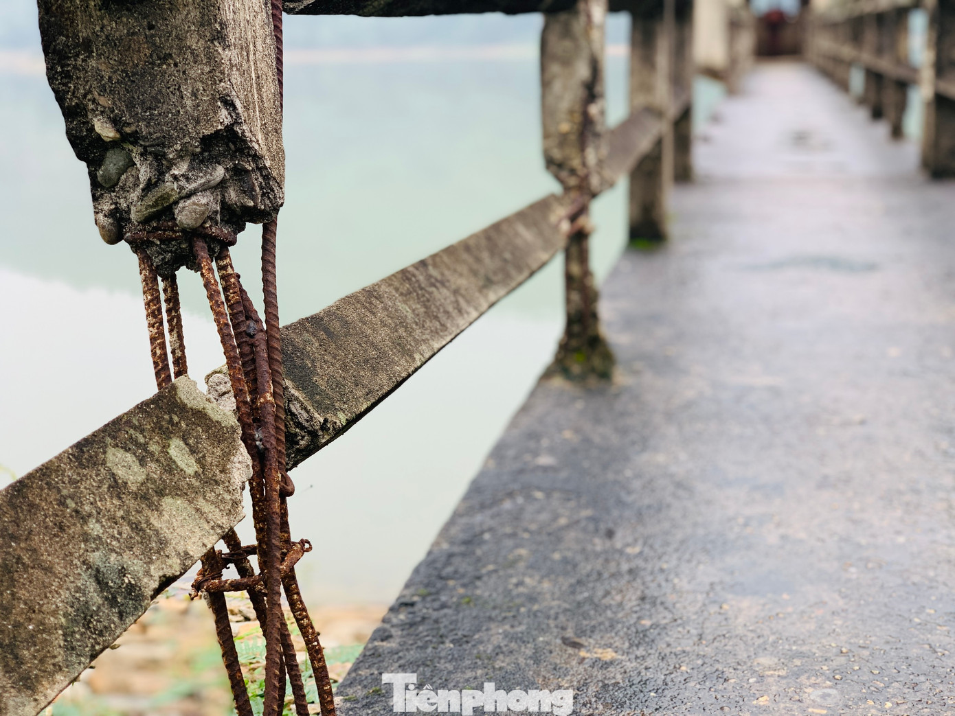 Theo Chi cục Thủy lợi Hà Tĩnh, hiện toàn tỉnh có 348 hồ chứa nước thì đến nay 130 hồ chứa đã có dấu hiệu hư hỏng, xuống cấp chưa có kinh phí nâng cấp, sửa chữa. Trong số đó 47 hồ xung yếu nguy cơ mất an toàn cao trong mùa mưa lũ năm 2023. Tình trạng hư hỏng, xuống cấp tập trung chủ yếu ở các huyện Hương Sơn, Hương Khê, Vũ Quang, Kỳ Anh...