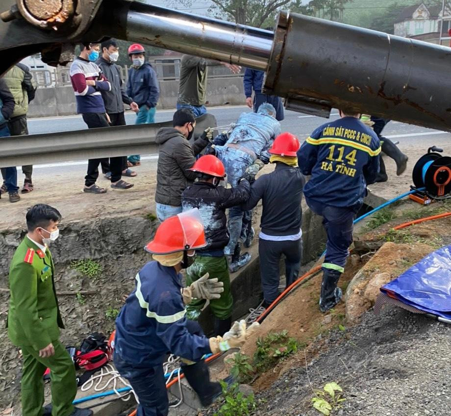 Lực lượng chức năng cứu tài xế bị mắc kẹt trong cabin ra ngoài. Lực lượng chức năng cứu tài xế bị mắc kẹt trong cabin ra ngoài.