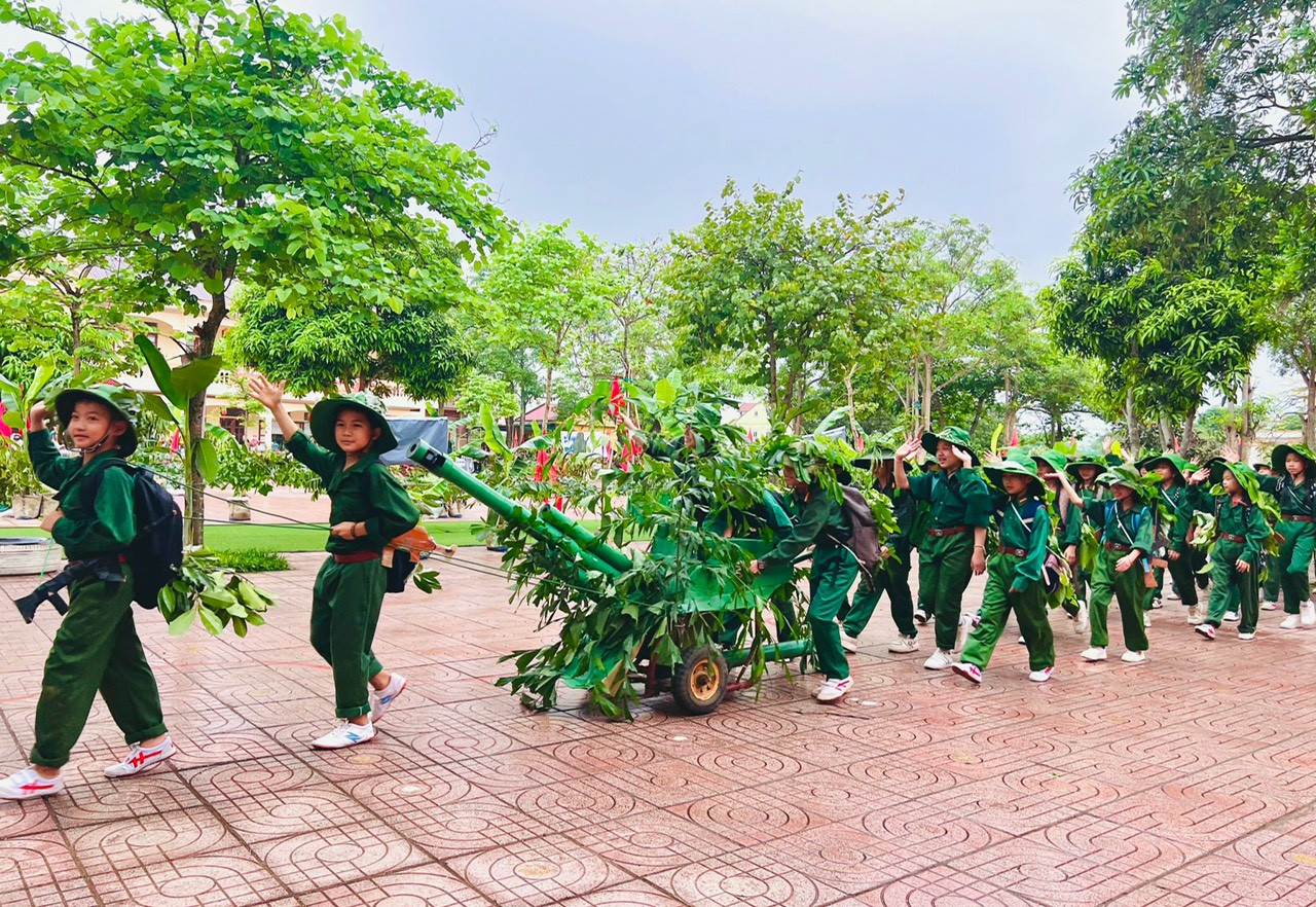 Tại chương trình có gần 1.500 học sinh và đội viên thiếu nhi huyện Nghi Xuân đã được tham gia trò chơi dân gian, văn nghệ với các ca khúc cách mạng; đặc biệt là hoạt cảnh sử dụng xe thồ, thùng đạn, súng, lương thực... bằng các vật liệu tái chế.
