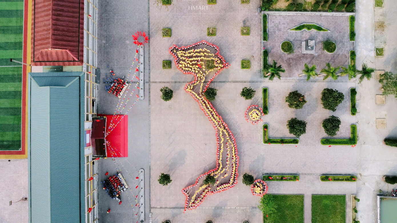 Hướng tới dịp Chào mừng Đại hội Cháu ngoan Bác Hồ tỉnh Hà Tĩnh lần thứ XIII năm 2025, hưởng ứng chương trình "Tuổi trẻ Hà Tĩnh tô thắm màu cờ" và lan tỏa tình yêu quê hương, đất nước, 100% liên đội trên toàn tỉnh với hơn 200.000 thiếu nhi Hà Tĩnh đã thực hiện màn đồng diễn xếp hình bản đồ, cờ Tổ quốc Việt Nam. Ảnh: HN