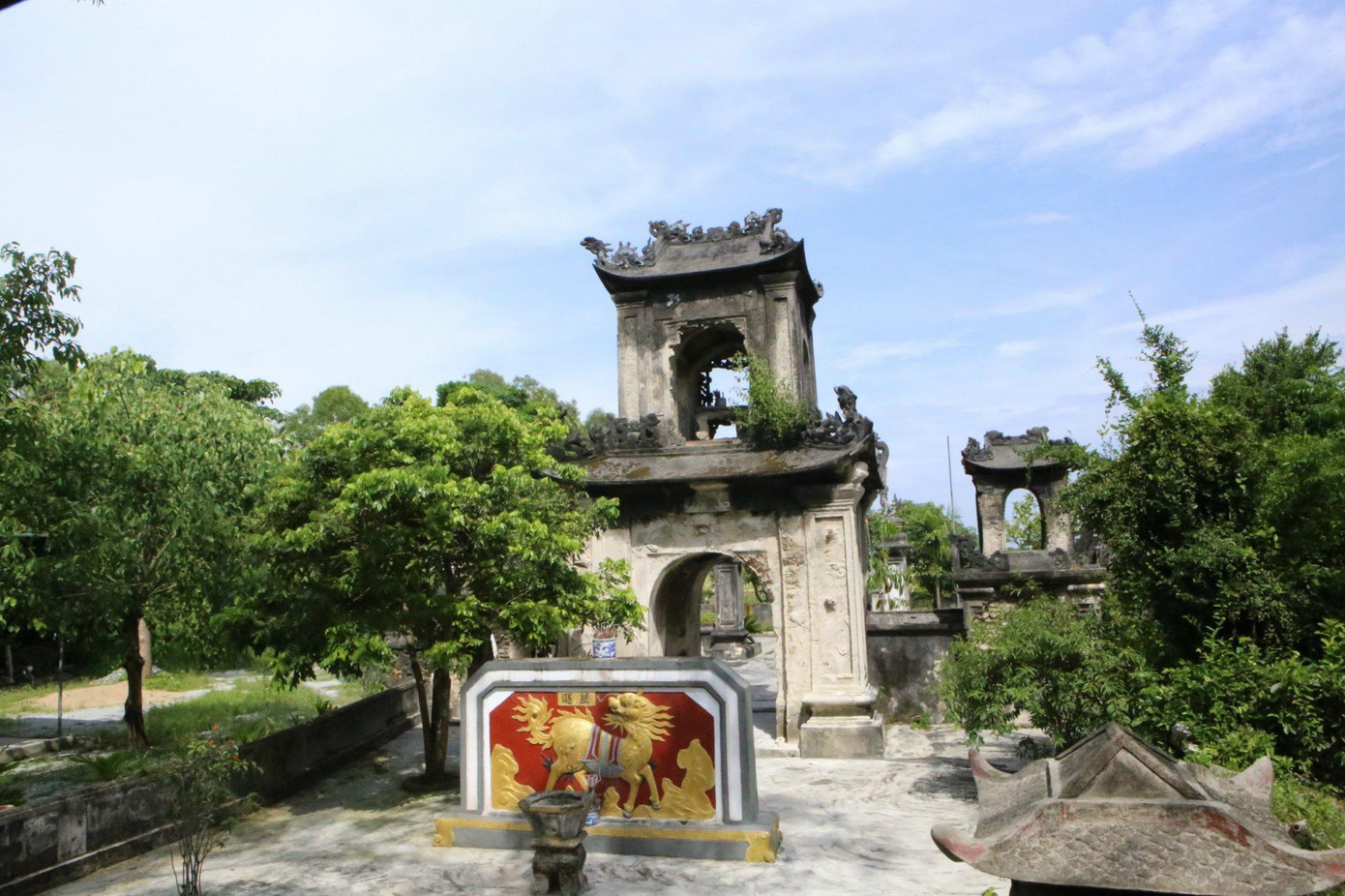 Ngôi đền Voi Quỳ có trên 700 năm tuổi, một số hạng mục đã xuống cấp.