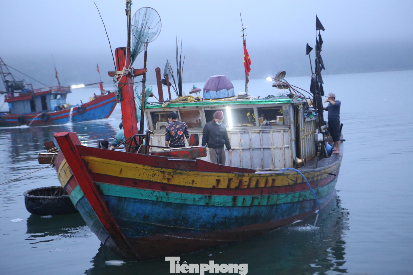 Vừa tất bật đưa lên bờ hàng tạ hải sản các loại cập cảng Cửa Sót trong chuyến biển đầu năm mới 2022, chủ tàu cá Phạm Ngọc Thạch (trú tại xã Thạch Bằng) cho biết, 3 ngày đi biển bắt được 30kg mực cùng 20kg cá đù. Hải sản bán được hơn 10 triệu đồng.