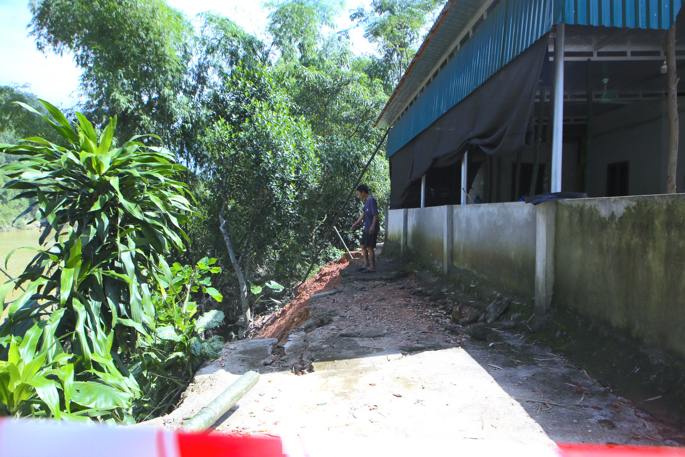 “Vừa qua bờ sông sạt lở cuốn mất một con đường nhỏ dẫn vào nhà dân, riêng hộ ông Nguyễn Văn Lâm sạt lở lấn vào sâu vào sát nhà, địa phương và nhân dân phải chặt tre làm trụ chống nhà. Trước đó để đảm bảo an toàn, địa phương đã di dời dân ở những khu vực sạt lở ra ngoài. Hiện địa phương đã báo cáo tình trạng này lên cấp trên để có phương án xử lý&quot; ông Mừng cho hay.