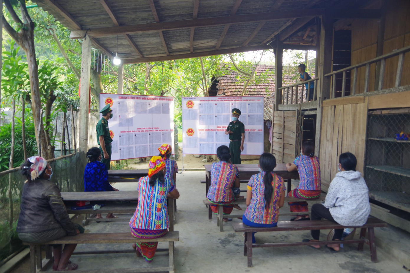 Bộ đội Biên phòng Bản Giàng hướng dẫn người dân tuyên truyền các chính sách, quy định pháp luật. Bộ đội Biên phòng Bản Giàng hướng dẫn người dân tuyên truyền các chính sách, quy định pháp luật.