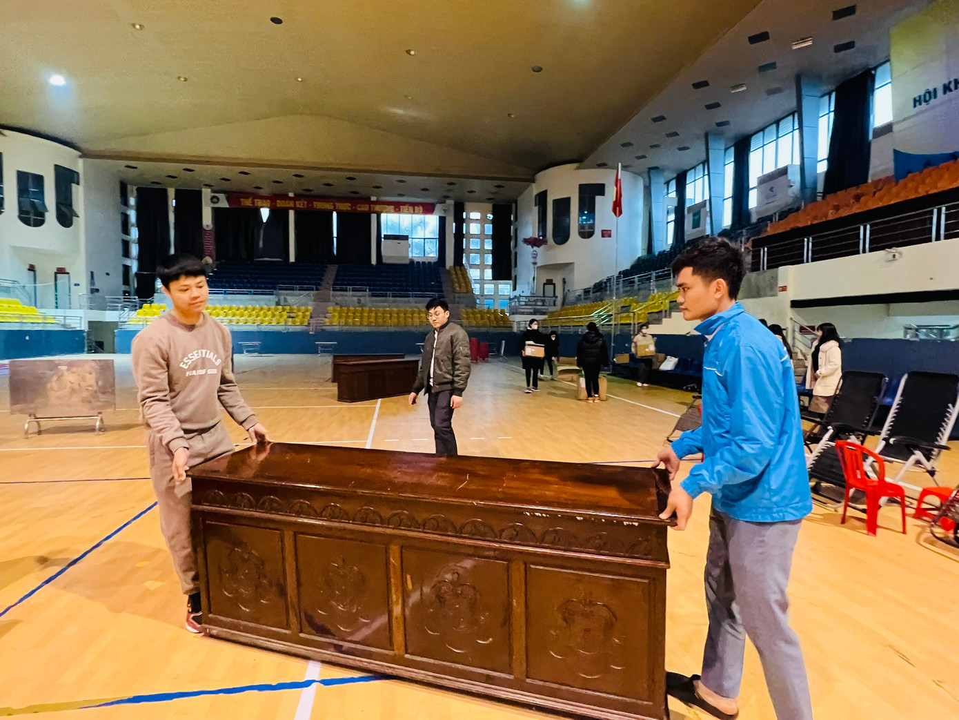 Đoàn viên thanh niên dọn dẹp bên trong khu vực. Đoàn viên thanh niên dọn dẹp bên trong khu vực.