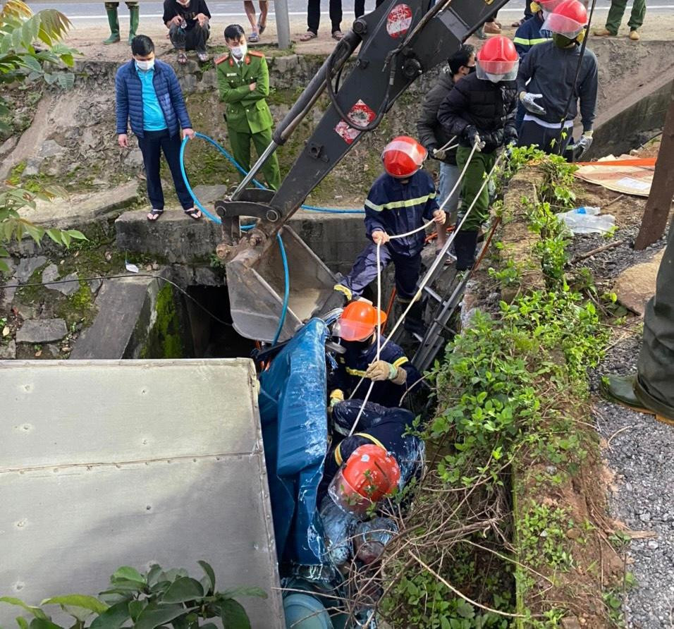 Chiếc xe tải mất lái lao xuống mương nước. Chiếc xe tải mất lái lao xuống mương nước.