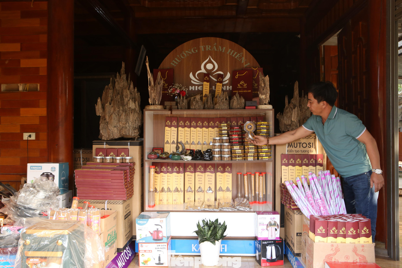 Ở Phúc Trạch còn có 1 sản phẩm rất độc đáo là trầm nụ. Là sản phẩm mới ở địa phương, trầm nụ có thành phần trầm khá nhiều. Với đặc điểm khói chìm, khi đốt sẽ tạo thành thác khói khá đẹp mắt, bởi vậy, trầm nụ còn được để làm cảnh.