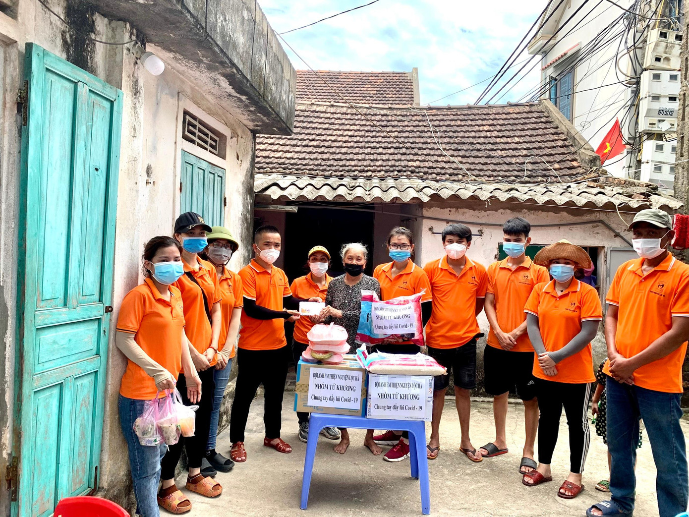 Các thành viên trong nhóm đến hỗ trợ người già neo đơn có hoàn cảnh khó khăn bị ảnh hưởng bởi dịch COVID-19. Các thành viên trong nhóm đến hỗ trợ người già neo đơn có hoàn cảnh khó khăn bị ảnh hưởng bởi dịch COVID-19.