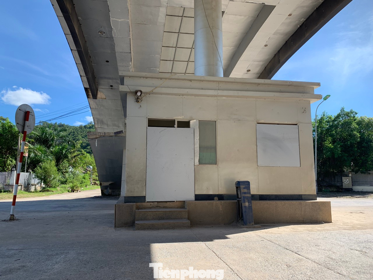 Dự án gồm các hạng mục như: Cổng kiểm soát bằng khung bê tông cốt thép; 1 phòng kiểm soát, 2 phòng chờ, đường ra, vào cổng; đường công vụ thi công và bảng thông tin điện tử với tổng mức đầu tư hơn 11 tỷ đồng. Hiện nay dự án này không còn sử dụng, một số hạng mục đã xuống cấp. Dự án gồm các hạng mục như: Cổng kiểm soát bằng khung bê tông cốt thép; 1 phòng kiểm soát, 2 phòng chờ, đường ra, vào cổng; đường công vụ thi công và bảng thông tin điện tử với tổng mức đầu tư hơn 11 tỷ đồng. Hiện nay dự án này không còn sử dụng, một số hạng mục đã xuống cấp.