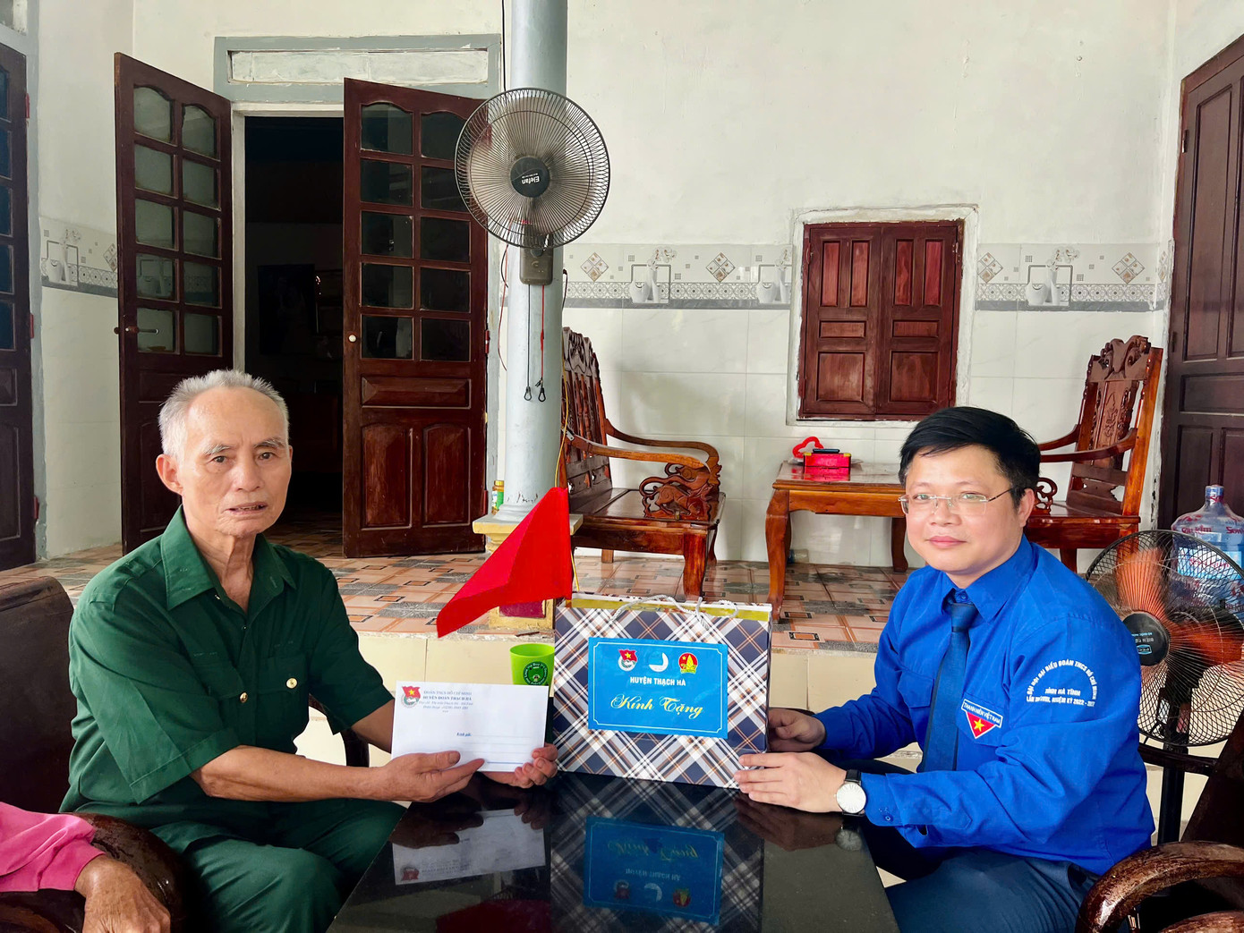 Huyện Đoàn Thạch Hà tổ chức thăm hỏi, động viên tặng quà tri ân các thương binh, gia đình chính sách. Dịp này, Huyện Đoàn cũng tổ chức nấu bữa cơm ân tình, tri ân tại nhà mẹ Trần Thị Diệu.