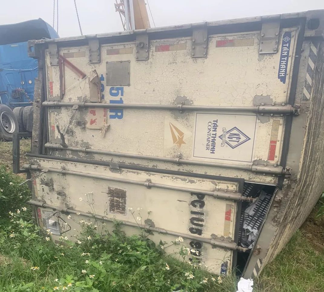 Xe container chở gần 30 tấn xoài bị lật bên vệ đường.