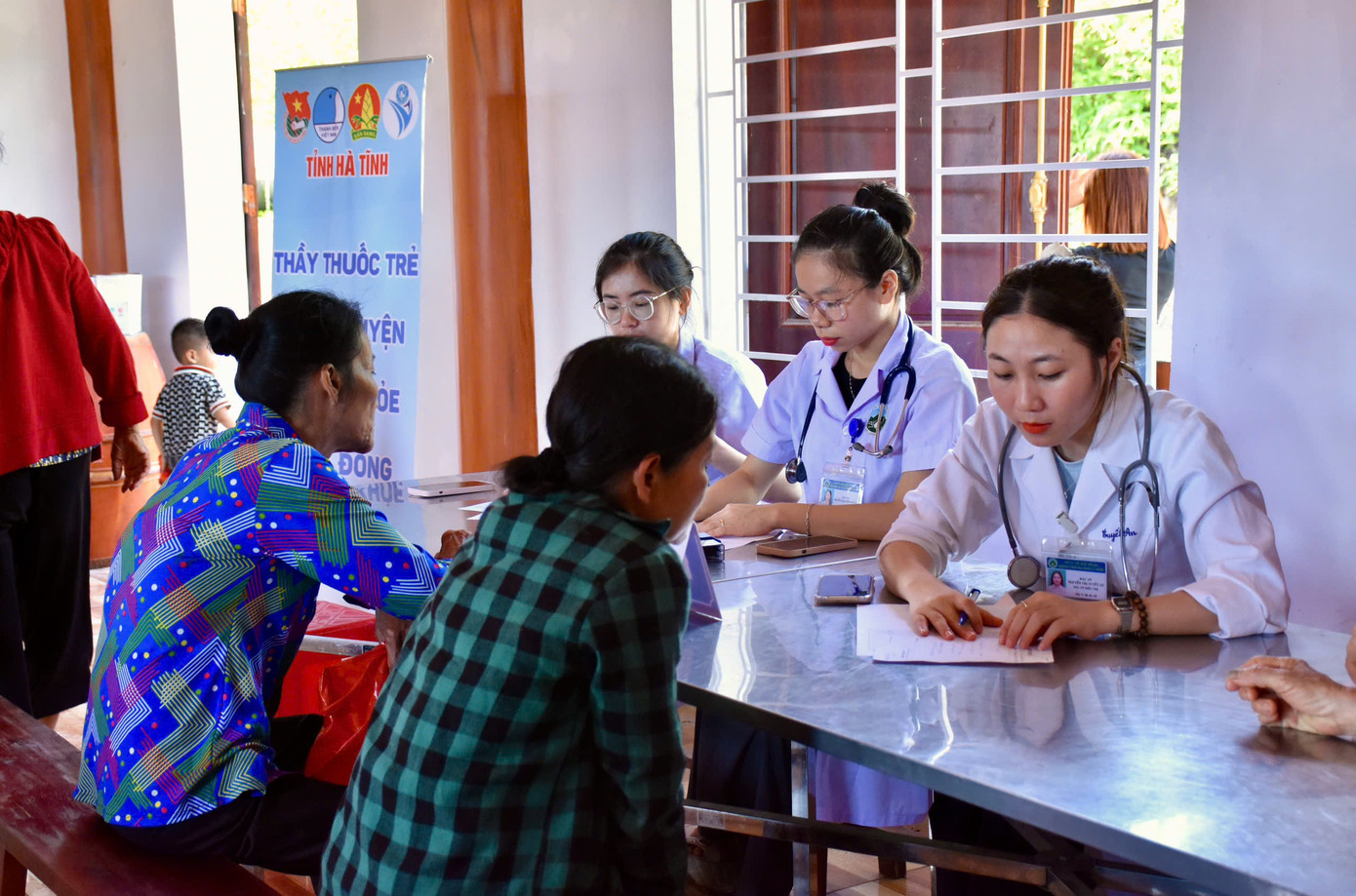 Lực lượng y tế cùng tham gia khám, tư vấn, cấp phát thuốc miễn phí.