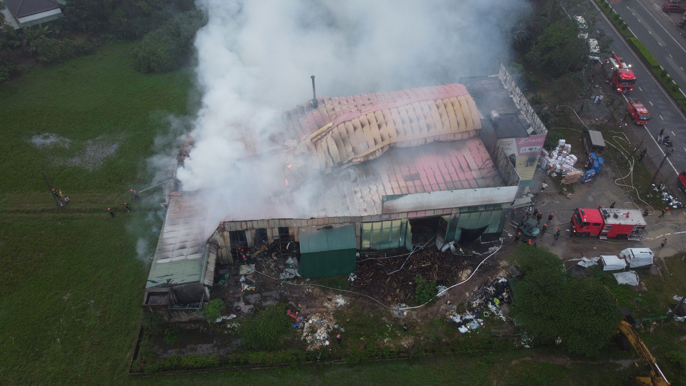 Do bên trong chứa nhiều gỗ ép các loại nên lửa lan nhanh khó kiểm soát.