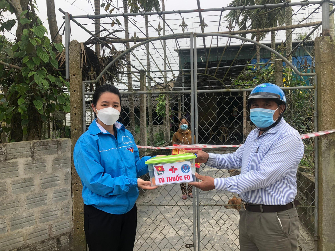 Tại huyện Thạch Hà từ đầu tháng 3 đã tổ chức 3 lớp cảm tình đoàn cho 120 thanh niên ưu tú, 22 đội TN tuyên truyền lưu động phòng chống dịch. Đặc biệt tuổi trẻ huyện Thạch Hà đã triển khai mô hình “Tủ thuốc F0” nhằm hỗ trợ giúp đỡ những người mắc COVID-19.