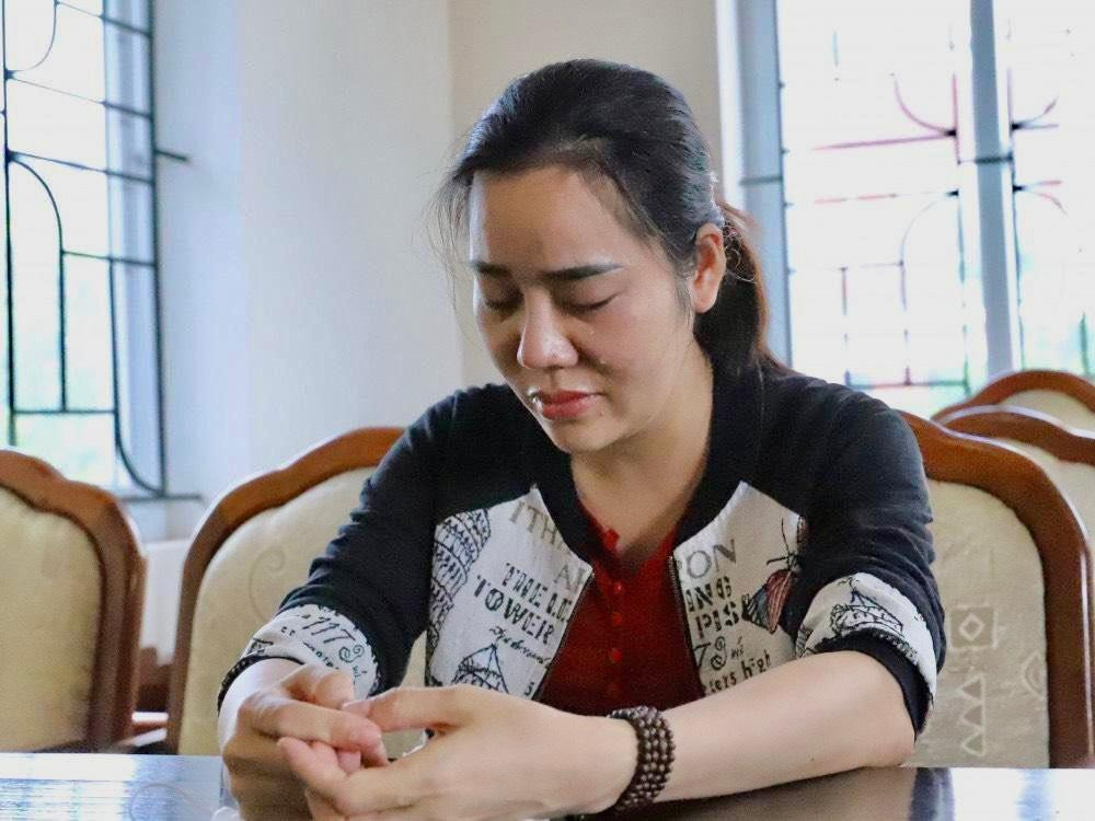 Nữ kế toán bật khóc khi làm việc với cơ quan điều tra. Nữ kế toán bật khóc khi làm việc với cơ quan điều tra.