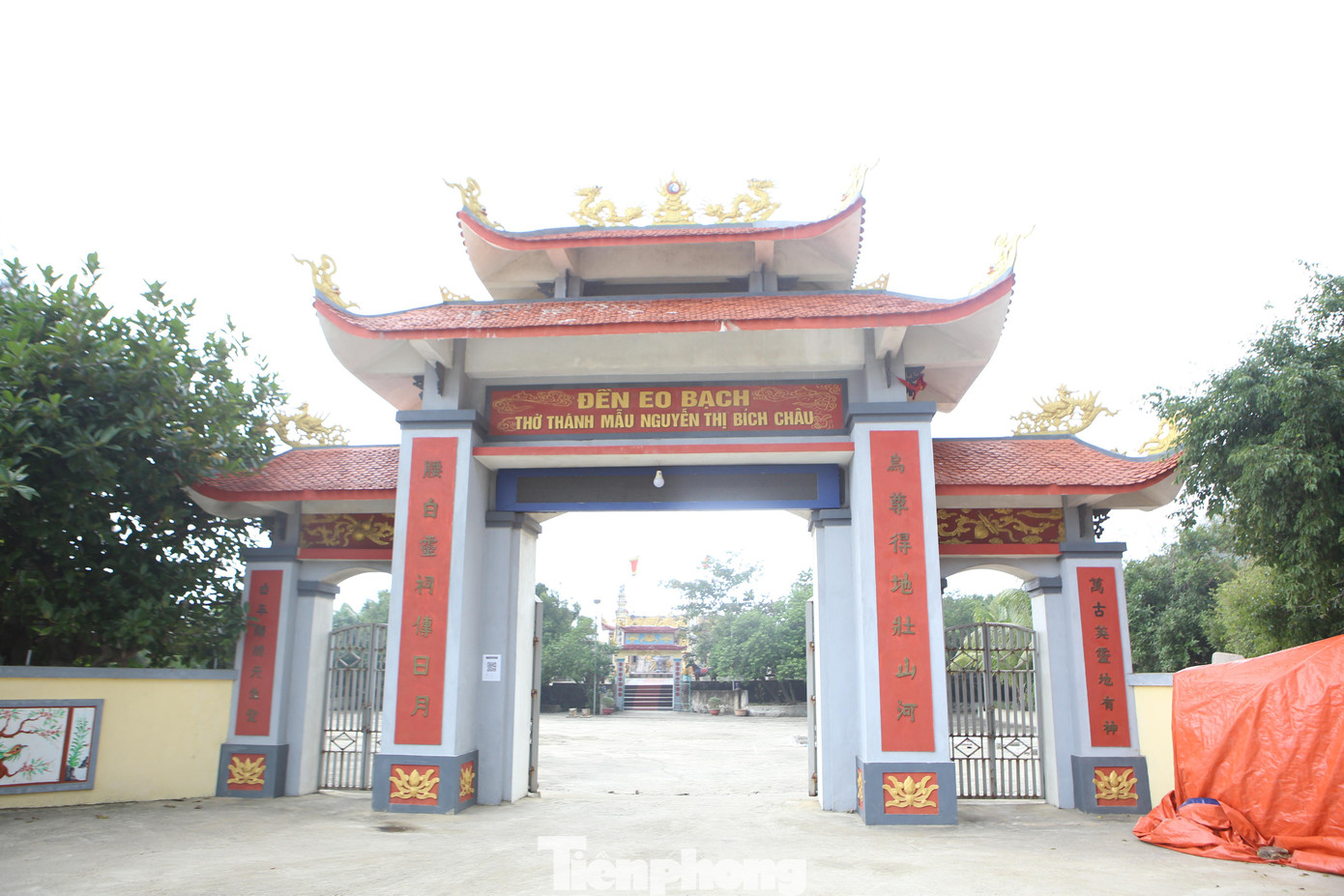 Đền Eo Bạch (xã Kỳ Lợi, thị xã Kỳ Anh, tỉnh Hà Tĩnh) nơi thờ thánh mẫu Nguyễn Thị Bích Châu, tọa lạc dưới chân núi Ô Tôn, phía trước là cửa biển Vũng Áng.