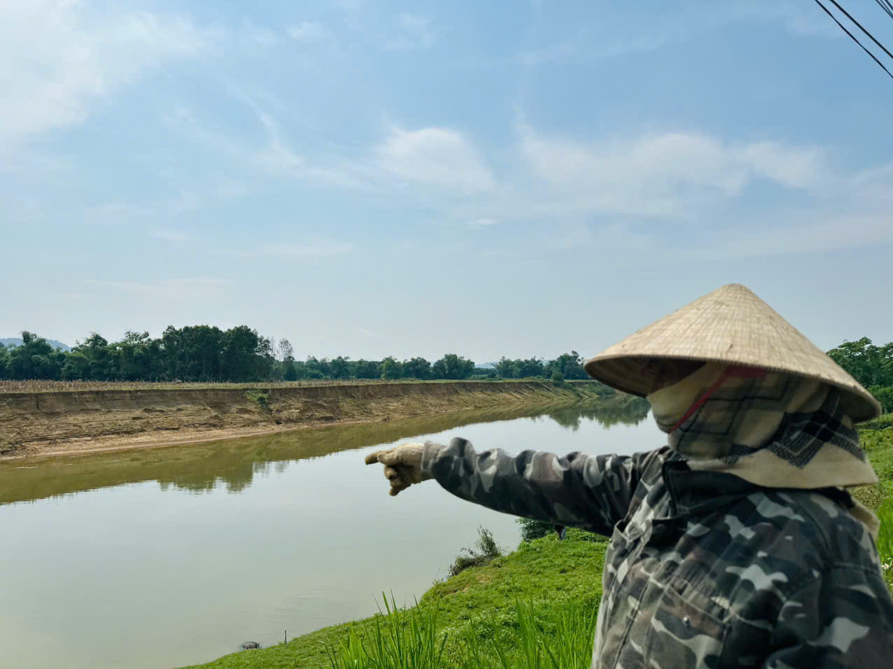 Người dân bày tỏ sự lo lắng khi bờ sông sạt lở.