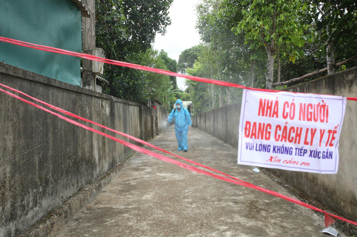 Khu vực có người đang cách ly y tế được phun khử khuẩn. Khu vực có người đang cách ly y tế được phun khử khuẩn.