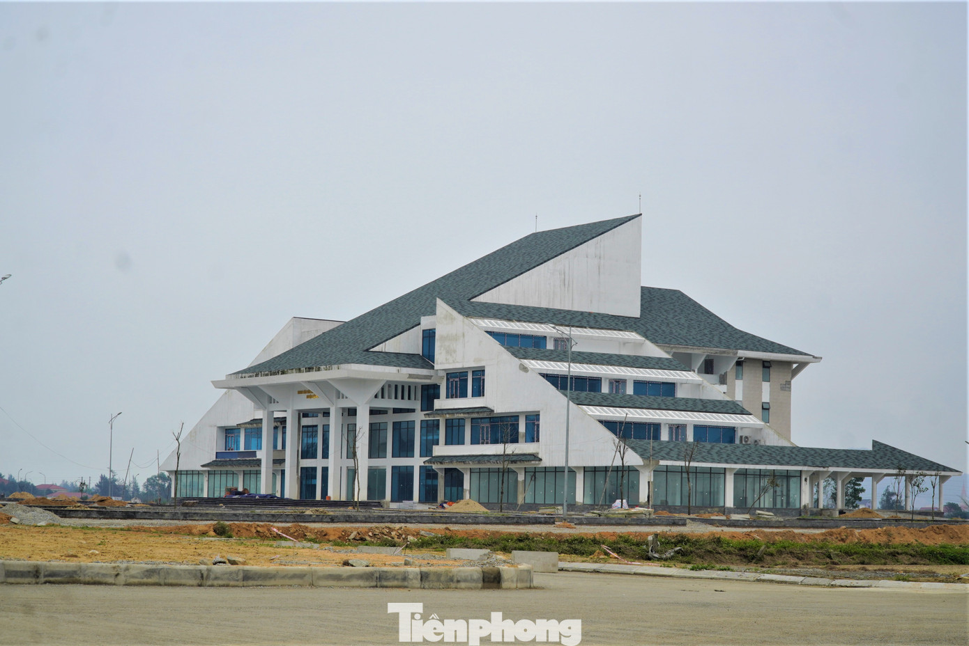 Dự án Trung tâm Văn hóa - Truyền thông huyện Lộc Hà do UBND huyện Lộc Hà (cũ) nay đã sáp vào huyện Thạch Hà làm chủ đầu tư, với tổng mức đầu tư 69,9 tỷ đồng. Dự án do Công ty CP Xây dựng và Thương mại dịch vụ 555 (trụ sở tại phường Thạch Linh, thành phố Hà Tĩnh, tỉnh Hà Tĩnh) thi công. Dự án Trung tâm Văn hóa - Truyền thông huyện Lộc Hà do UBND huyện Lộc Hà (cũ) nay đã sáp vào huyện Thạch Hà làm chủ đầu tư, với tổng mức đầu tư 69,9 tỷ đồng. Dự án do Công ty CP Xây dựng và Thương mại dịch vụ 555 (trụ sở tại phường Thạch Linh, thành phố Hà Tĩnh, tỉnh Hà Tĩnh) thi công.