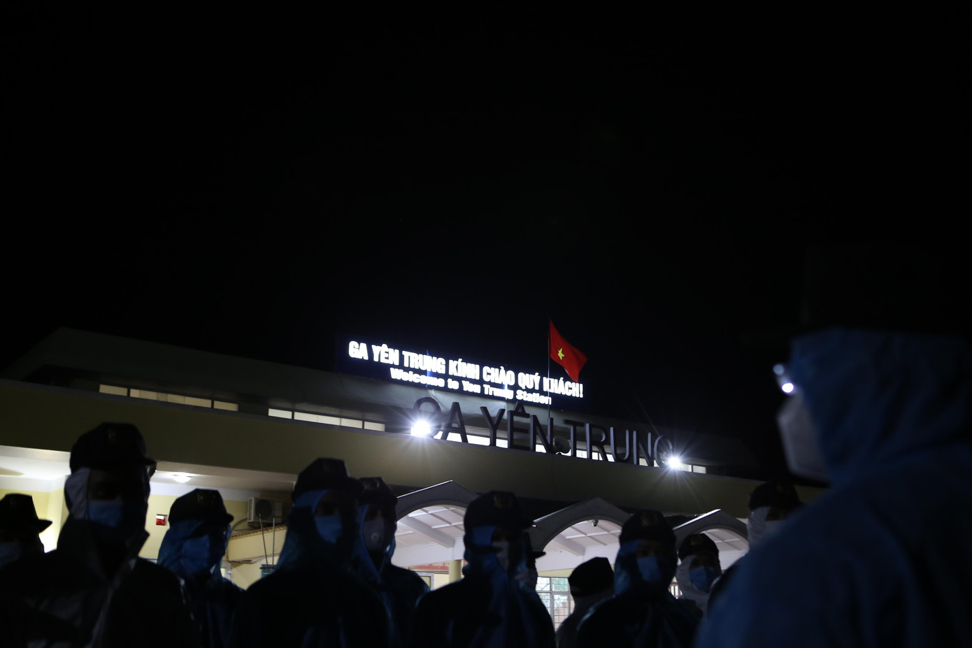 Đúng 5h20’ sáng nay, 700 công dân từ TP Hồ Chí Minh và các tỉnh phía Nam đã về đến Ga Yên Trung. Những người còn lại di chuyển đến Ga Hương Phố. Đúng 5h20’ sáng nay, 700 công dân từ TP Hồ Chí Minh và các tỉnh phía Nam đã về đến Ga Yên Trung. Những người còn lại di chuyển đến Ga Hương Phố.