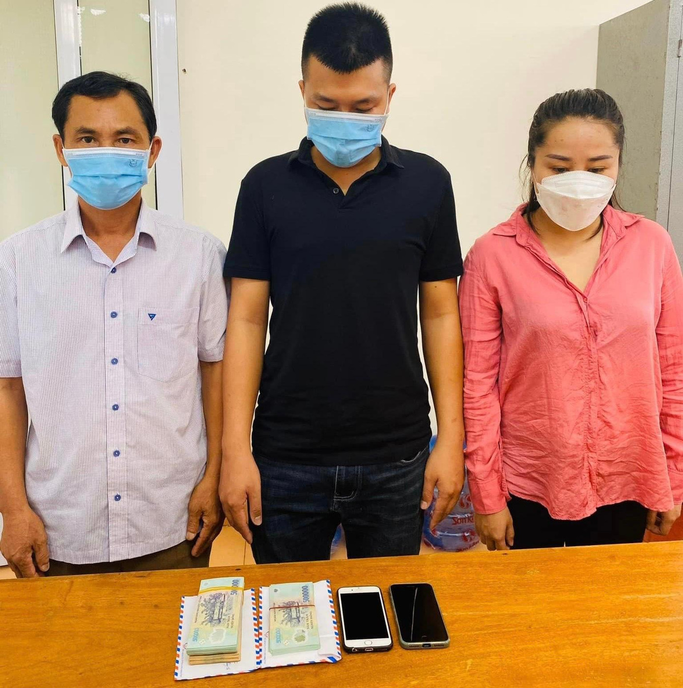 3 đối tượng bị bắt giữ cùng tang vật.