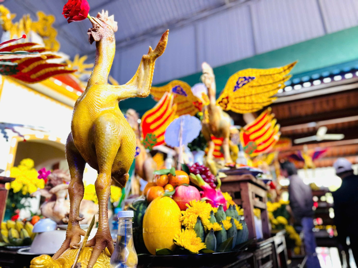 Đặc biệt, trong mâm cỗ dâng lên bàn thờ tổ tiên có những con gà được tạo thế rất đẹp mắt. Gà được người dân luộc, tạo dáng quỳ hay đứng thẳng nhưng hai cánh đều xòe như tư thế chuẩn bị bay.