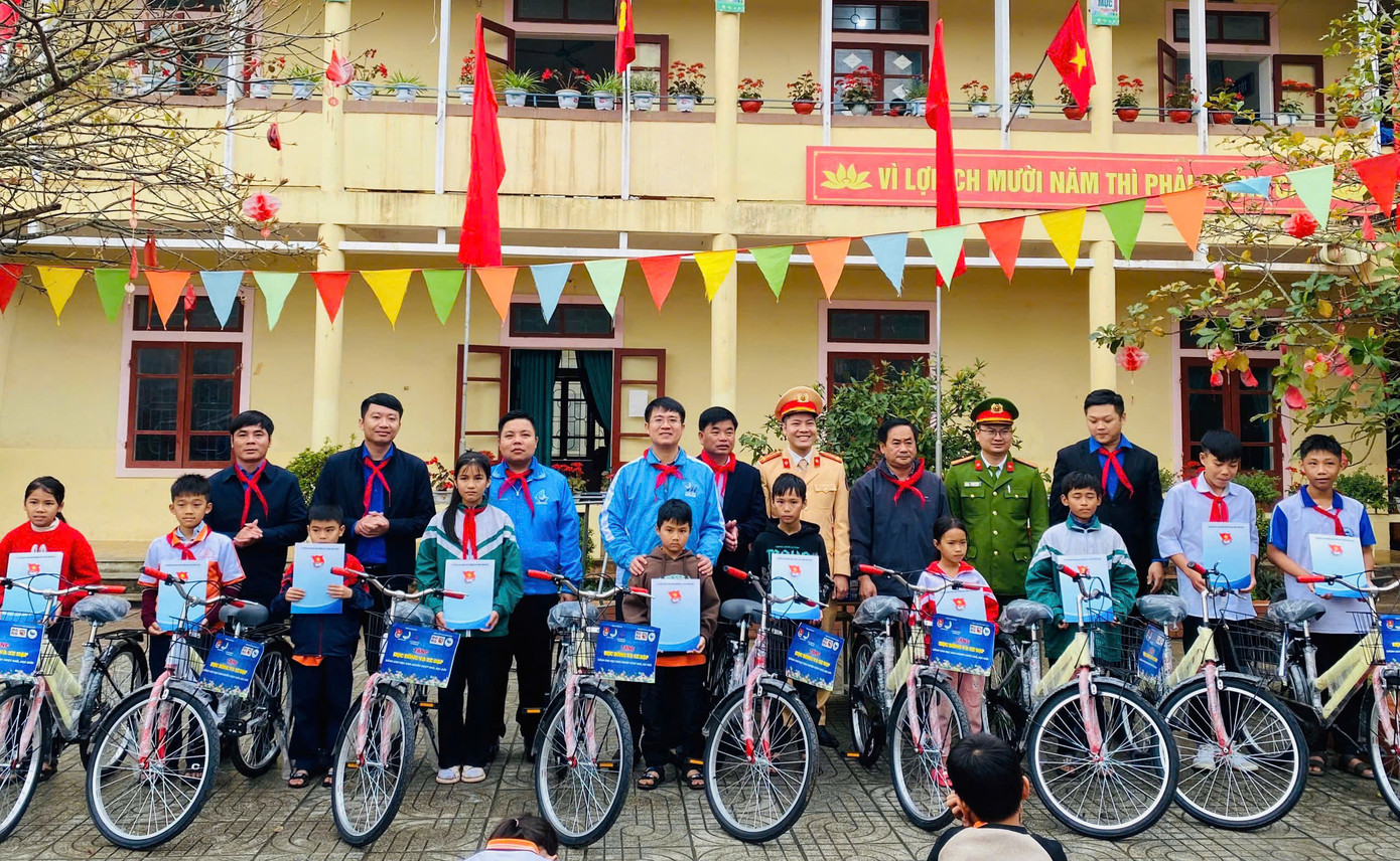 Tỉnh Đoàn Hà Tĩnh phối hợp CLB Tình nguyện Thủ đô, Cung Thanh niên Hà Nội và các đơn vị đồng hành tổ chức chương trình “Tháng Ba Biên giới” tại các xã Hương Minh (huyện Vũ Quang) và Phúc Đồng, Hương Bình, Hương Lâm (huyện Hương Khê).