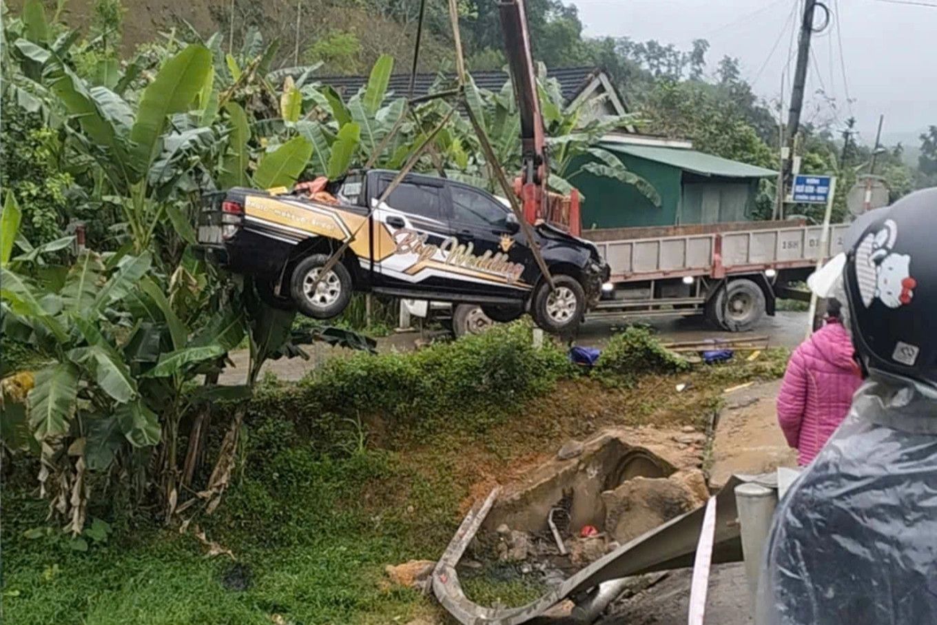 Xe cẩu được điều tới hiện trường để giải cứu phương tiện gặp nạn.