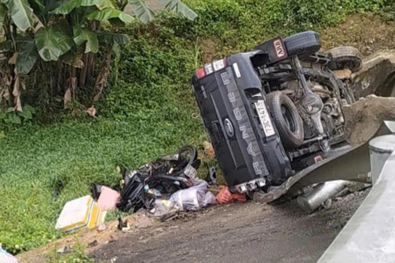 Hiện trường vụ tai nạn giữa xe bán tải và xe máy.