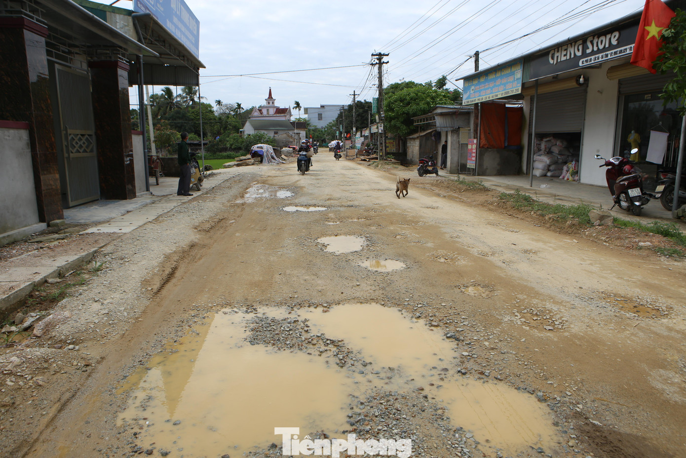 Qua ghi nhận, tại đoạn đường đang ngừng thi công có hàng trăm “ổ voi”, “ổ gà” chi chít trên mặt đường như bẫy người tham gia giao thông. Đoạn đường dang dở ảnh hưởng lớn đến cuộc sống của người dân địa phương.