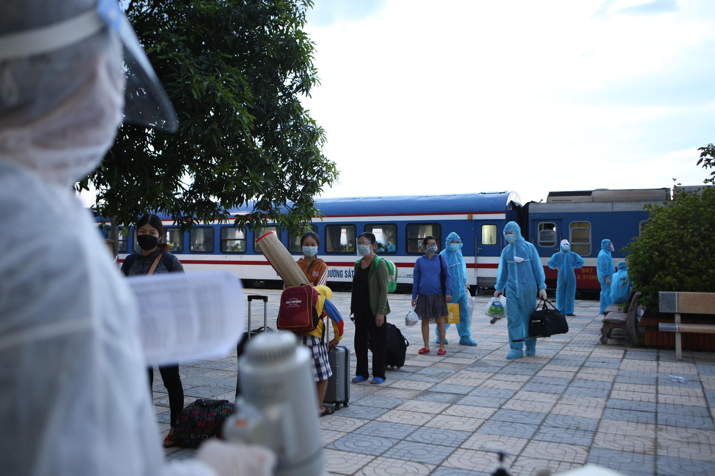 Để đảm bảo công tác phòng chống dịch, từ khi bắt đầu xuống ga, lực lượng chức năng đã tổ chức phân luồng, phun khử khuẩn, đo thân nhiệt. Để đảm bảo công tác phòng chống dịch, từ khi bắt đầu xuống ga, lực lượng chức năng đã tổ chức phân luồng, phun khử khuẩn, đo thân nhiệt.
