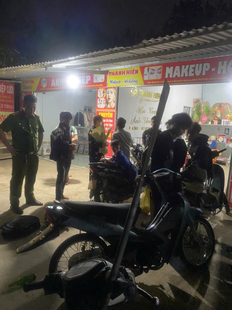 Nhóm thanh, thiếu niên bị bắt giữ trong điểm.