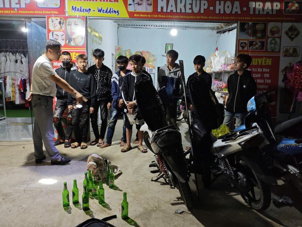 Các đối tượng mang dao tự chế hơn 2m.