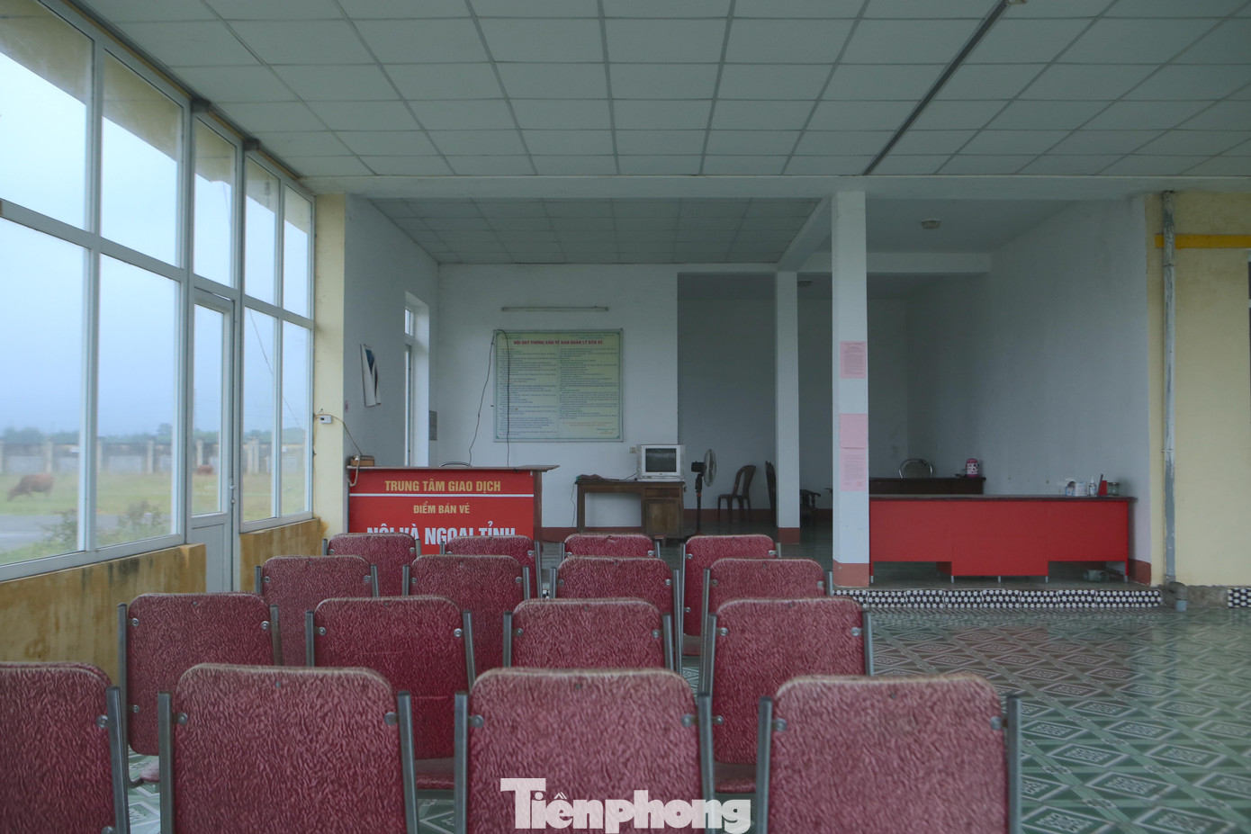 Sân bãi cỏ mọc um tùm, nhiều góc trở thành nơi đổ rác thải, nhiều thiết bị ở nhà điều hành và bán vé bị hư hỏng, gỉ sét.