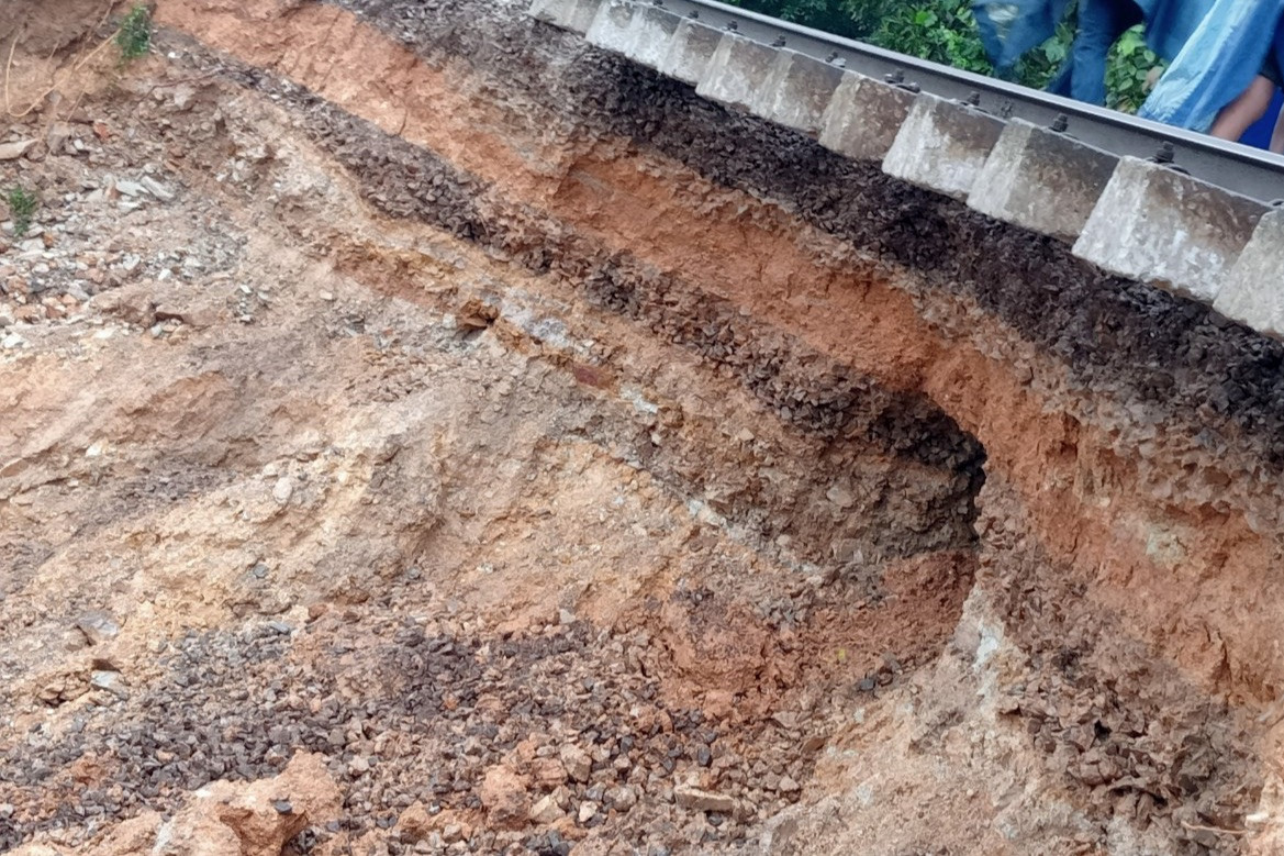 Cận cảnh hiện trường vụ sạt lở đường sắt. Cận cảnh hiện trường vụ sạt lở đường sắt.