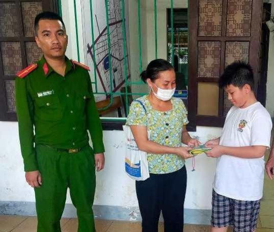 Em Đăng Khoa trao trả lại số tiền cho chị Huyền. Em Đăng Khoa trao trả lại số tiền cho chị Huyền.