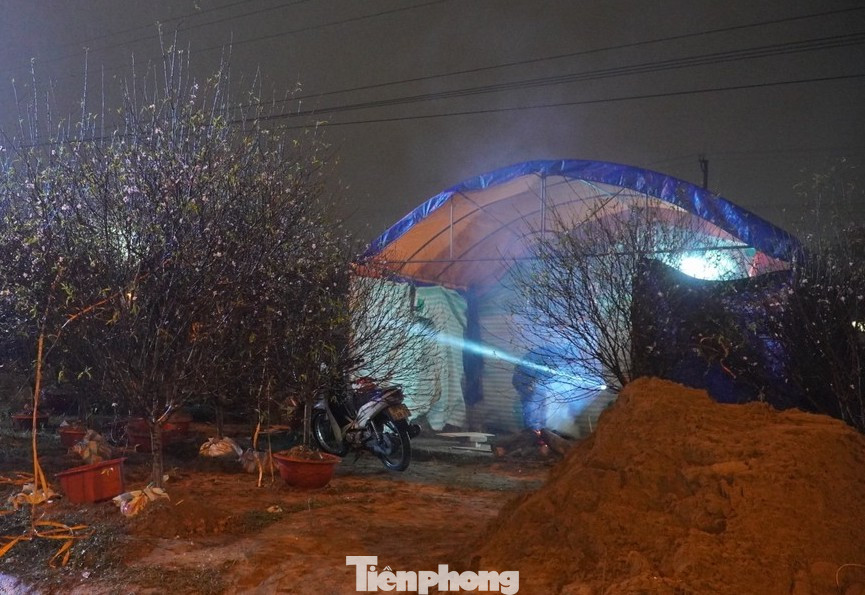 Người dân đốt lửa trong lán bên vỉa hè. Người dân đốt lửa trong lán bên vỉa hè.